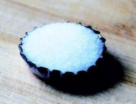 我們知道了每天應(yīng)該吃多少鹽，那么，又該怎樣控鹽，做到既不多鹽也不少鹽的標(biāo)準(zhǔn)呢？